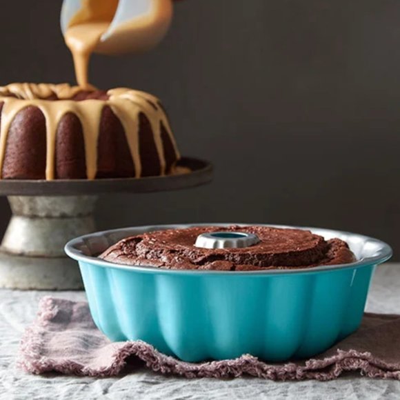 NEW PAMPERED CHEF FLUTED CAKE PAN - Picture 2 of 2